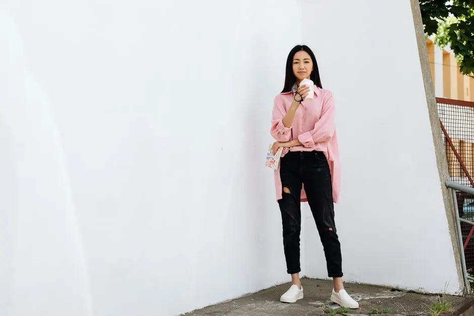 Perempuan mengenakan outfit kasual rapi untuk aktivitas harian